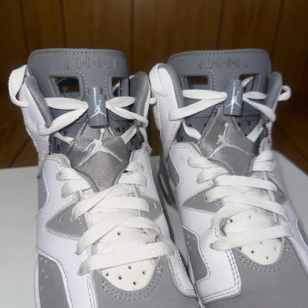 Air Jordan 6 Retro GS Cool Grey White Medium Grey 384665-100 Size 4.5Y